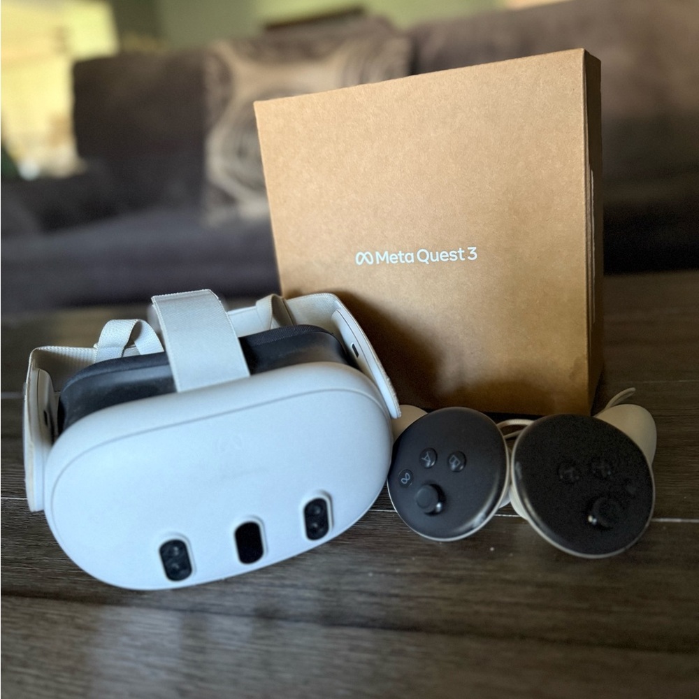 Standalone VR Headset White and Black with Adjustable Comfort